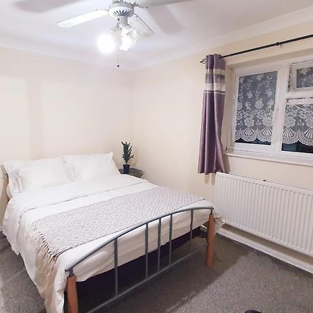 1 Bedroom Apartment Close To Slough Train Station Екстер'єр фото