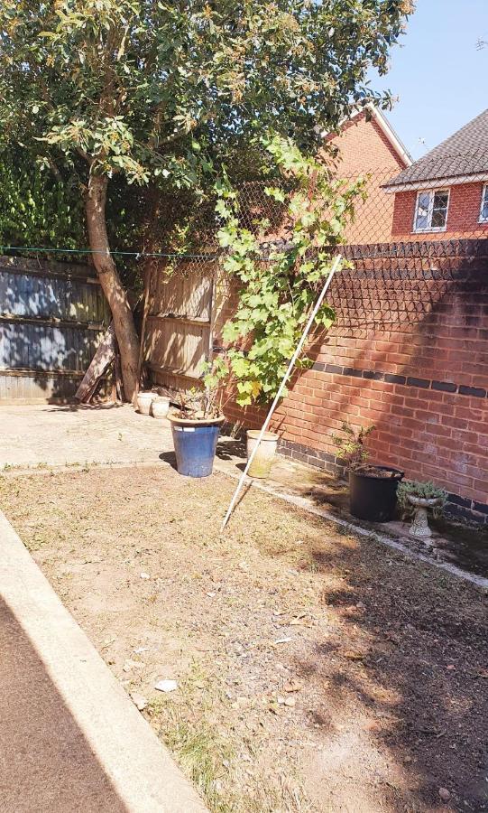 1 Bedroom Apartment Close To Slough Train Station Екстер'єр фото